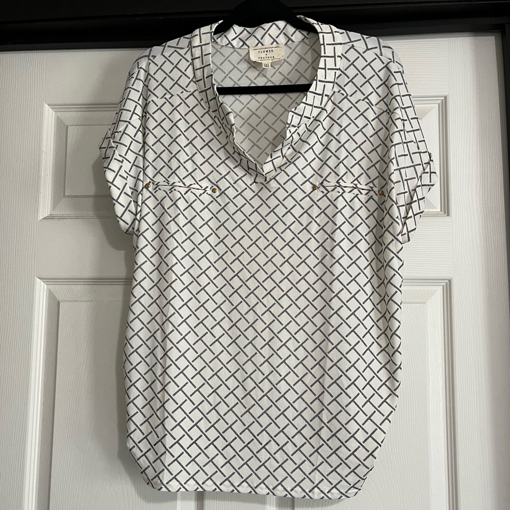 Worthington White Geometric Short-Sleeve V-Neck Blouse